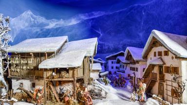 Traditionelle Tiroler Krippe mit authentisch nachgebildetem Straßenbild. 