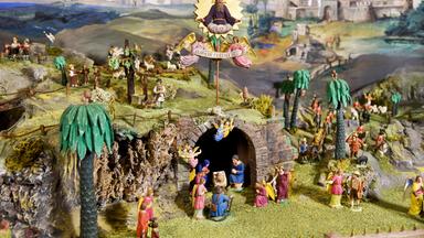 Tiroler Krippe mit Jesuskind mit aus Wachs gefertigtem Jesuskind.