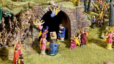 Tiroler Krippe mit Jesuskind mit aus Wachs gefertigtem Jesuskind.