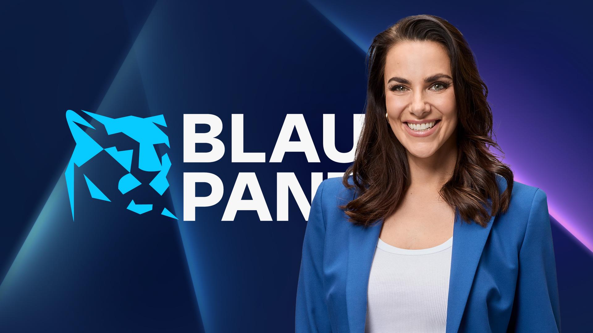 Moderatorin Esther Sekdlaczek trägt einen blauen Blazer über einem weißen Shirt, im Hintergrund ist der Schriftzug "Blauer Panther" zu sehen.