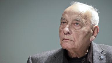 Das Porträtfoto des Dichters Eugen Gomringer zeigt einen älteren Herr im dunklen Anzug.