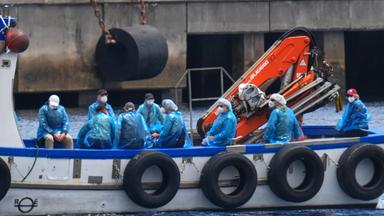 Spanien, Teneriffa: Personen in Schutzbekleidung und mit Masken werden mit einem Boot im Hafen von Granadilla auf Teneriffa von dem vom Hantavirus betroffene Kreuzfahrtschiff MV Hondius ausgeschifft.