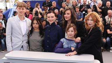 Gruppenfoto der Schauspieler des Films "Everytime" in Cannes mit zwei Frauen drei Mädchen und einem Jugendlichen.