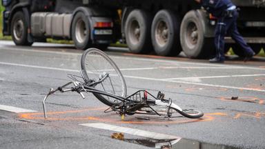 Zerstörtes Fahrrad nach einem Unfall auf der Straße