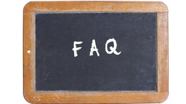 alte Schultafel mit Holzrand und den Buchstaben F A Q in Schreibschrift und mit Kreide geschrieben