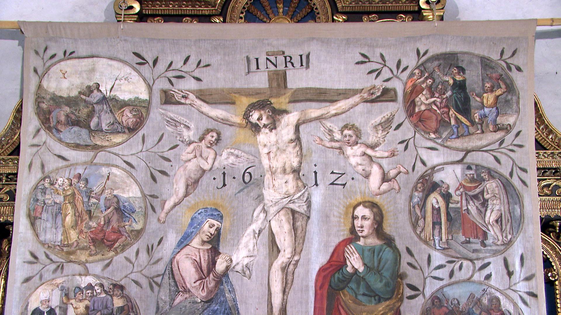 Verhängen der Altarbilder mit violetten Tüchern