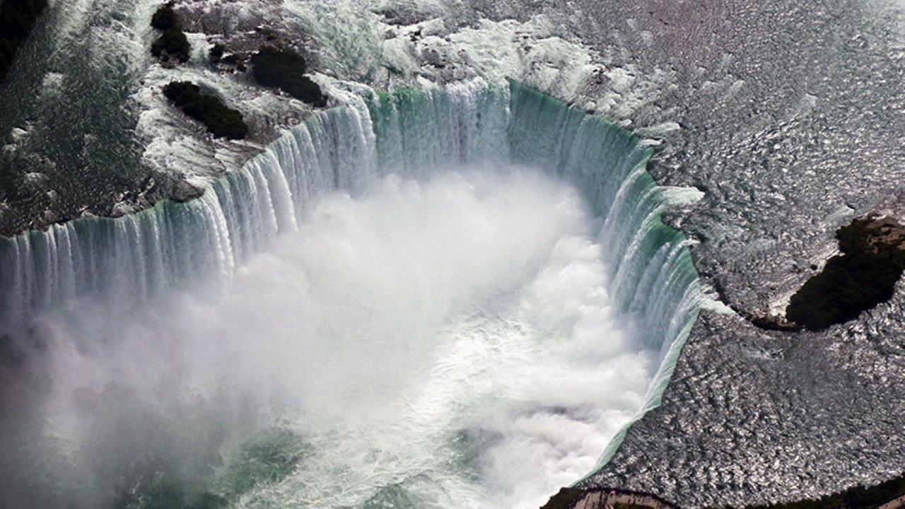 Luftaufnahme eines gewaltigen Wasserfalls. 