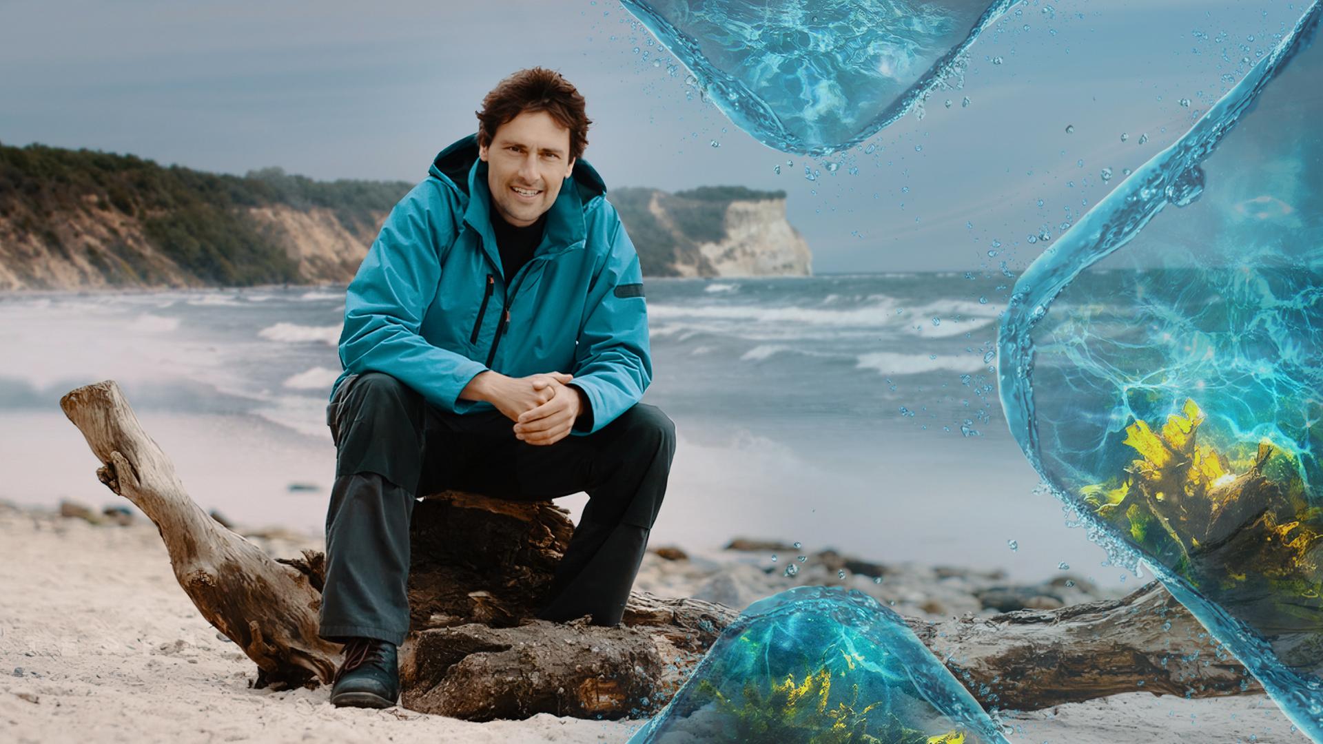 Uli Kunz sitzt am Sanstrand der Ostsee.