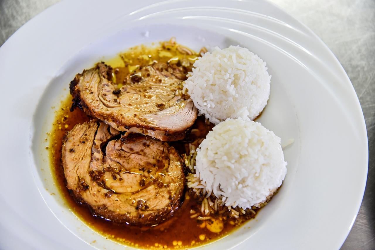 Der fertige Braten mit Beilage serviert im Gasthaus Rauscher in Mitterbach