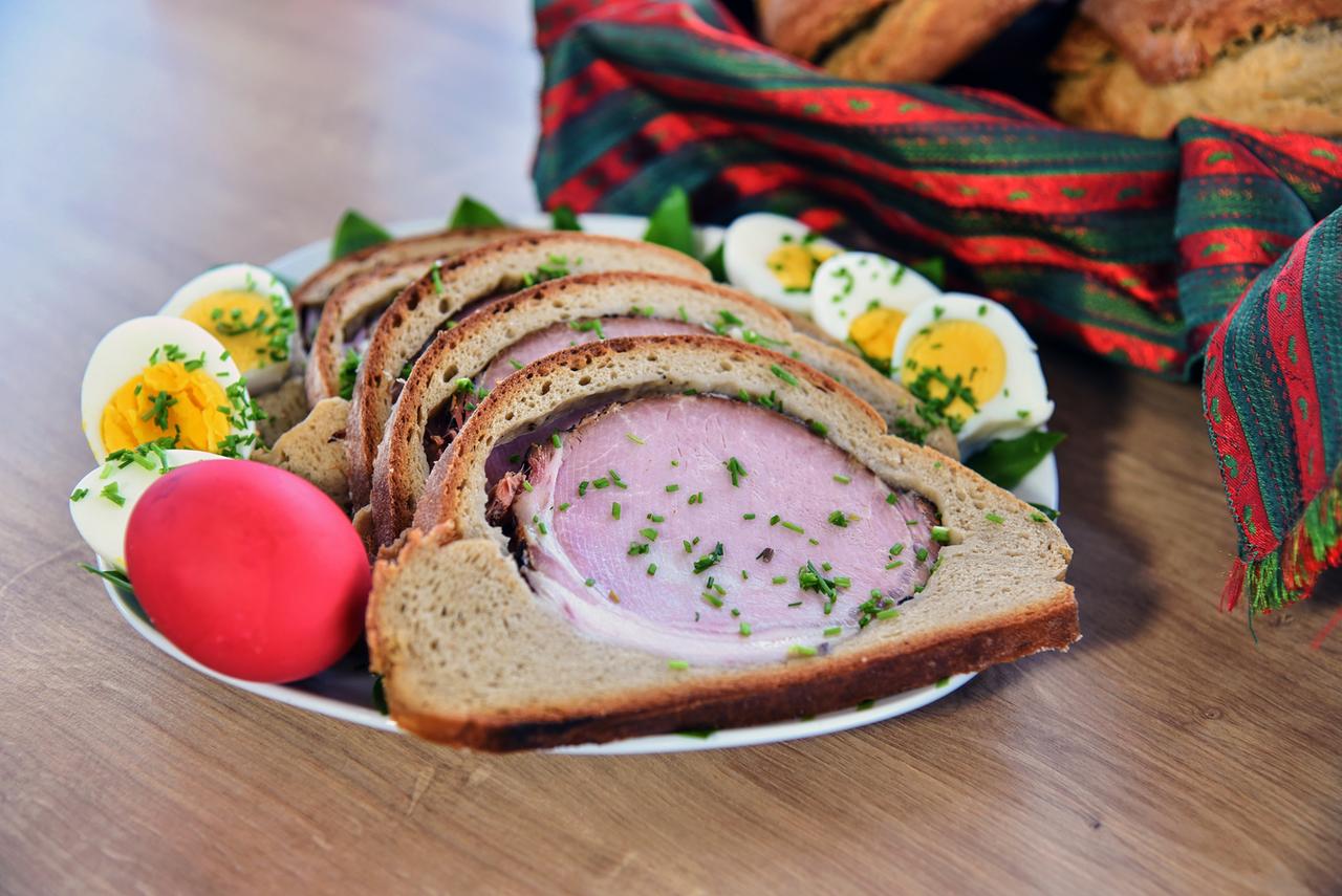 Im Pielachtal serviert Maria Daxböck traditionell ein Osterbrot mit Osterschinken und dazu Eier
