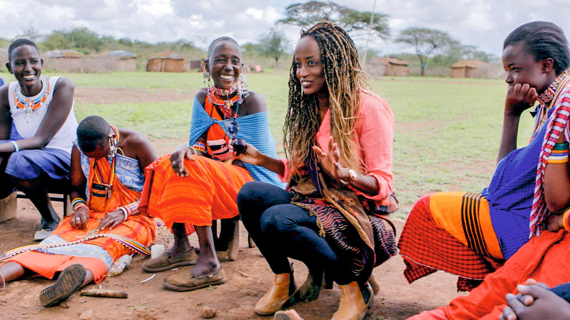 Leyla Hussein spricht mit Massai Frauen über Genitalvestümmelung