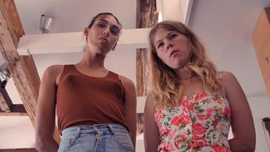 Zwei Frauen schauen sich etwas an.