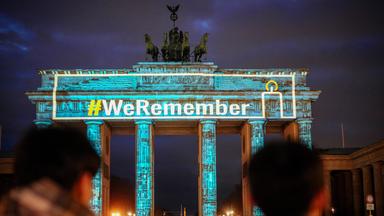 Das Brandenburger Tor ist mit dem Schriftzug We Remember beleuchtet.