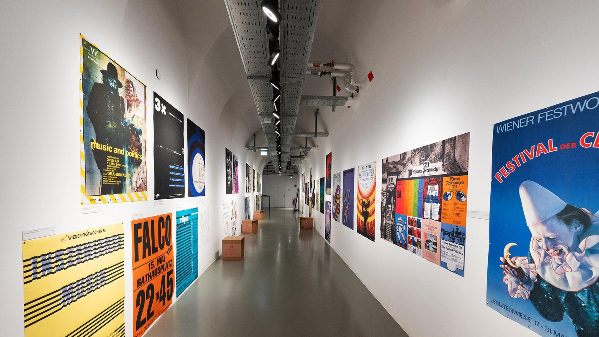 In einem Ausstellungsraum hängen Plakate an den Wänden.