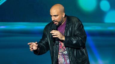 Das Bild zeigt Abdelkarim auf der Bühne beim 3satFestival 2019