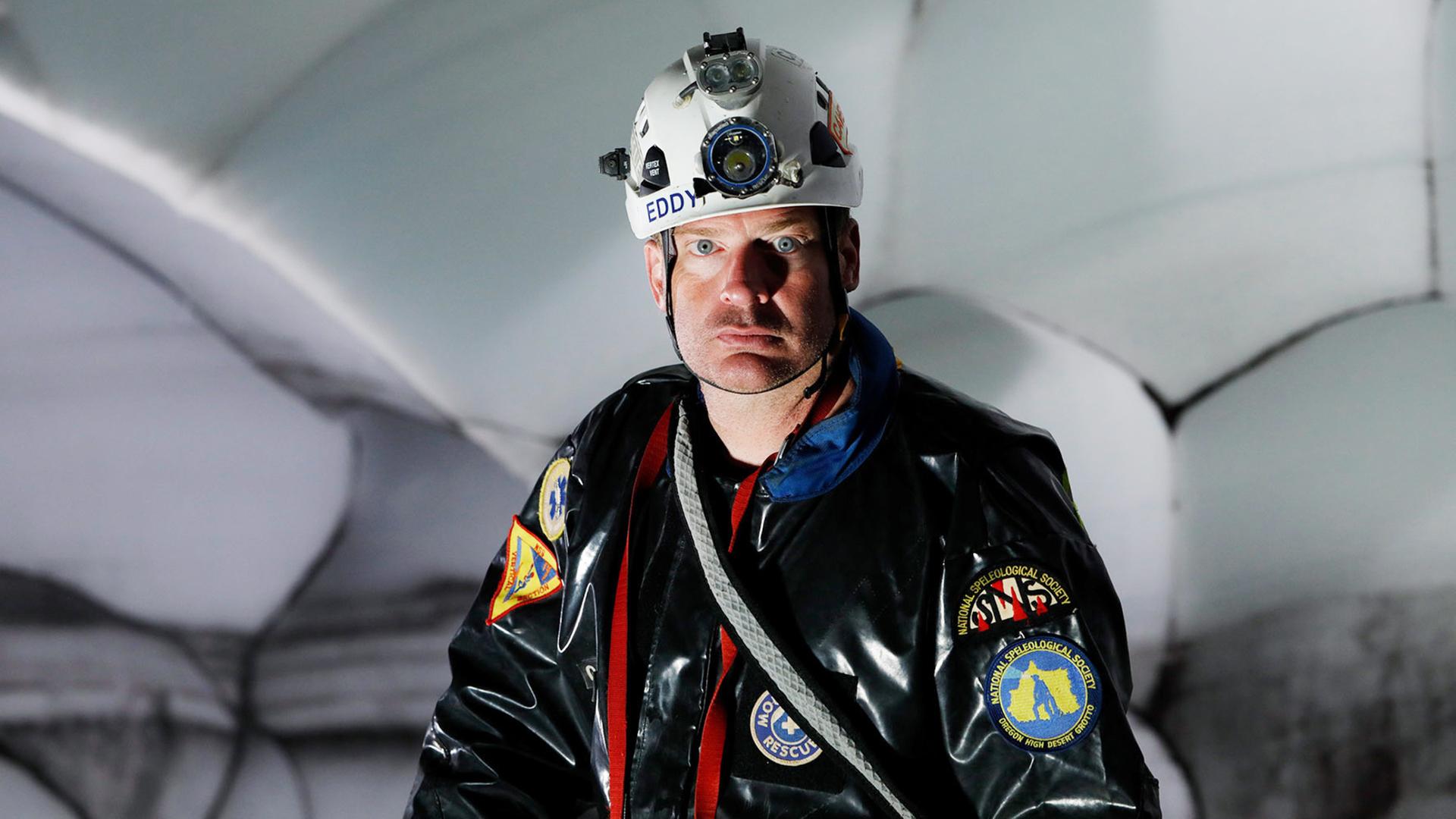 "Feuer und Eis - Expedition zum Mount St. Helens": Expeditionsleiter Eduardo Cartaya in einer Firnhöhle im Krater des Mount St. Helens