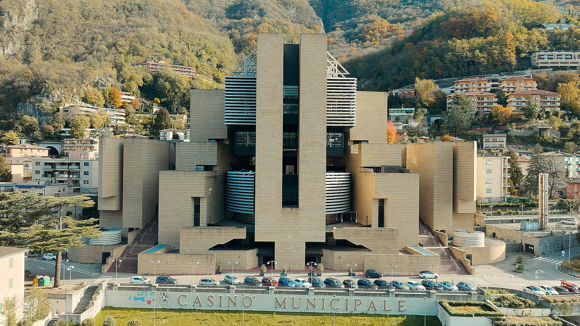 Man sieht ein modernes, großes Gebäude.