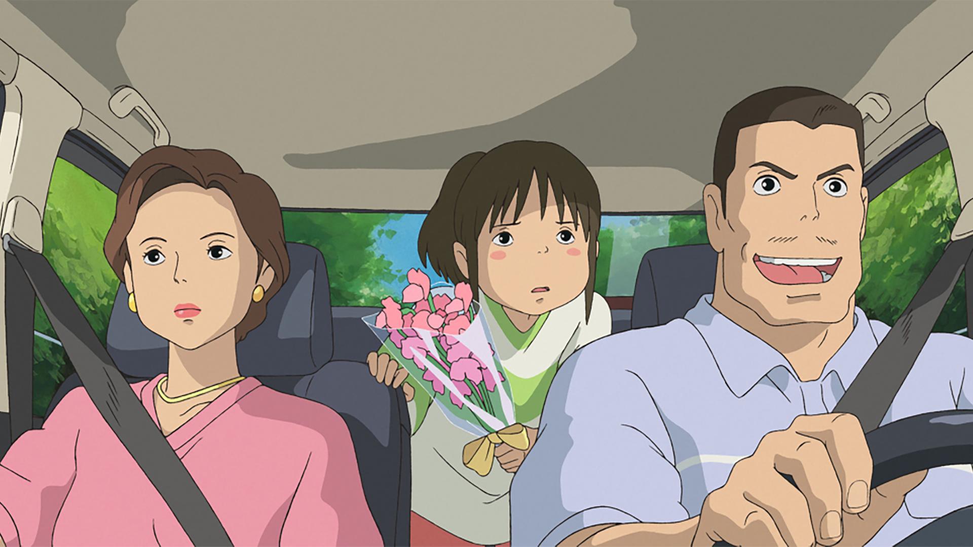 Szene aus einem Anime-Film: Eine Familie aus Mutter, Vater, Tochter, fährt in einem Auto.