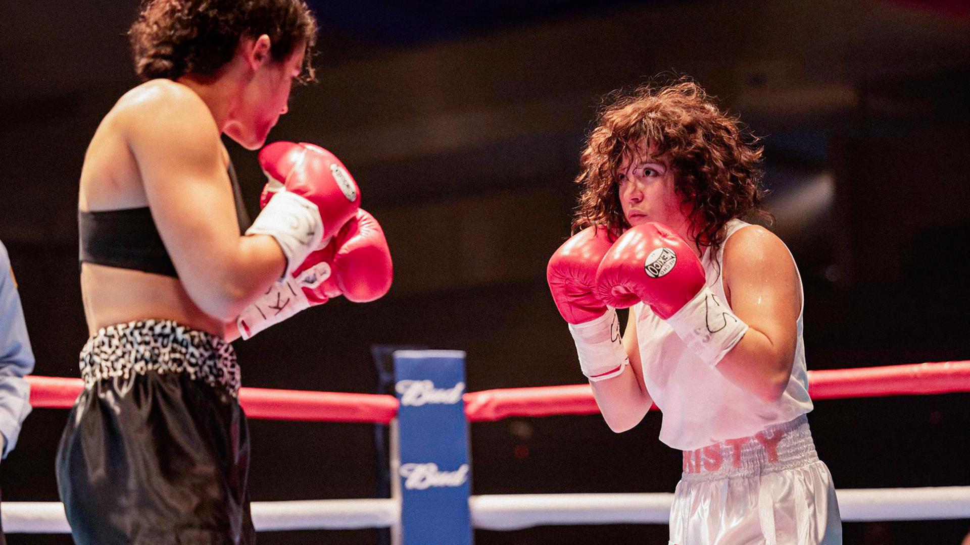 Zwei Frauen stehn sich beim Boxkampf gegenüber