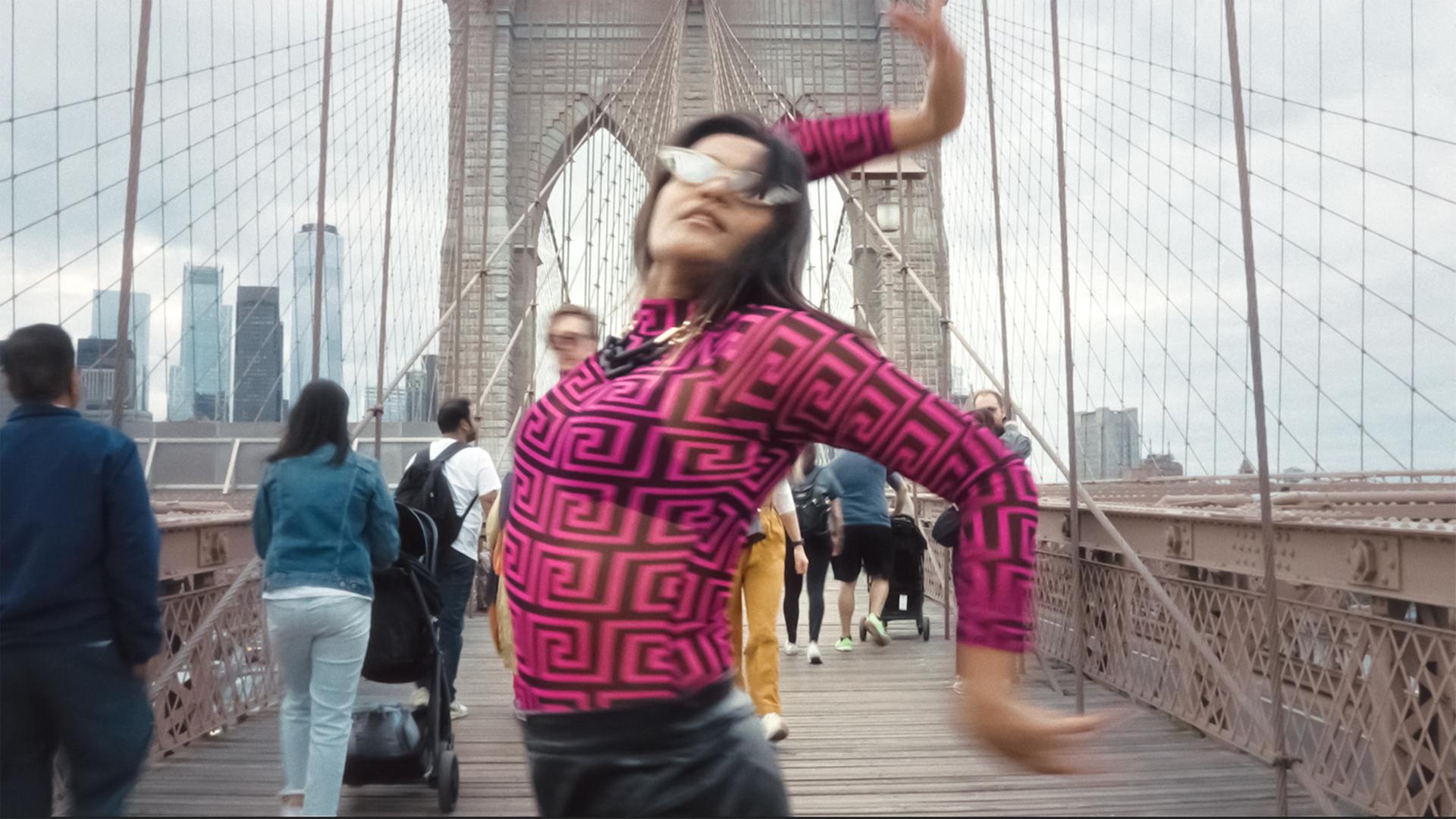 Eine Frau tanzt auf der Brooklyn Bridge in New York