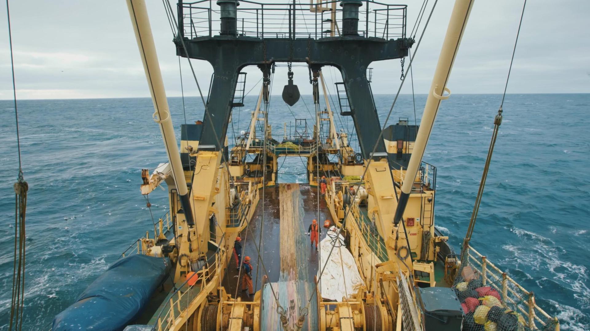 Man sieht das Deck eines großen Fischkutters.