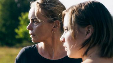 Zwei Frauen schauen nach links.