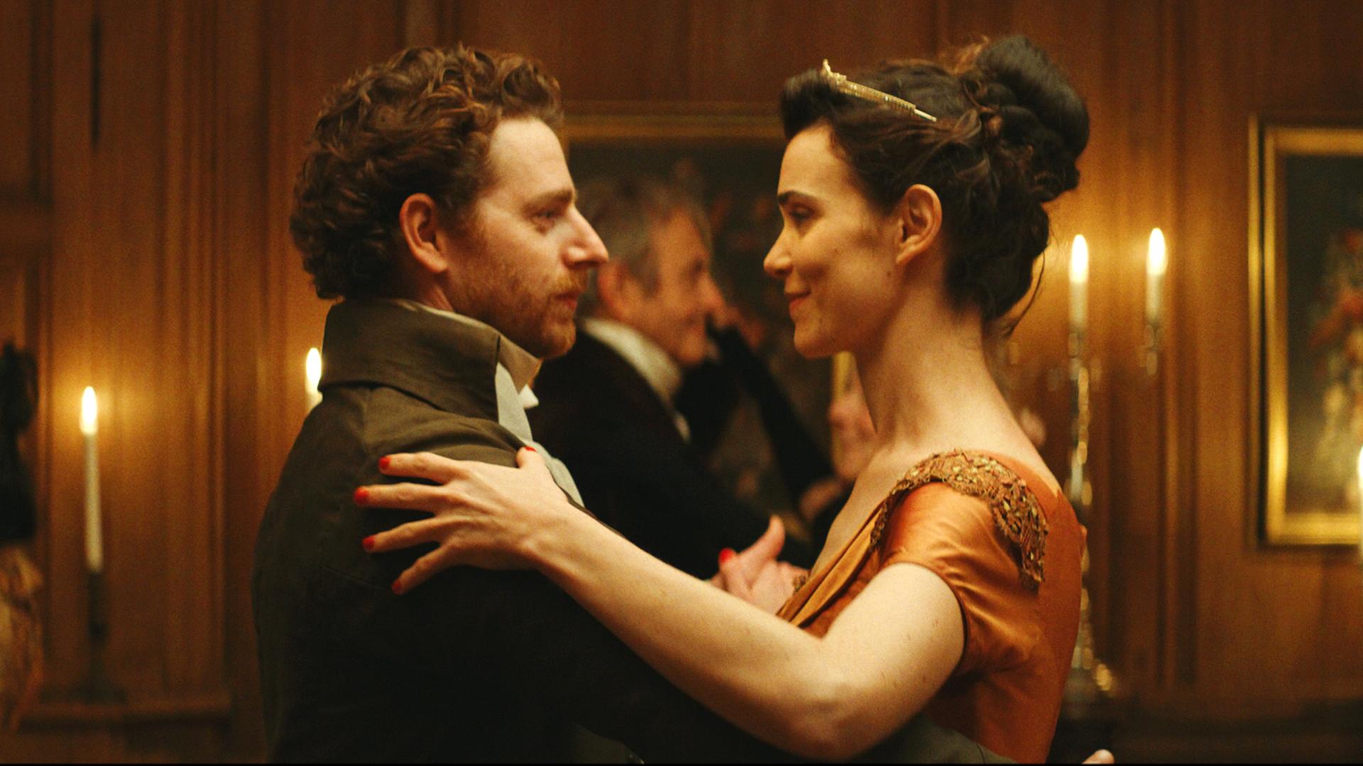 Zu sehen sind ein Mann und eine Frau, die miteinander tanzen und sich dabei tief in die Augen schauen.