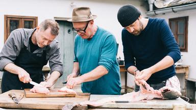 nsere drei, aus "Ochs im Glas" bekannten Protagonisten Florian Holzer, Thomas Nowak und Ingo Pertramer, lieben auch Fischkonserven. Deshalb machen sie sich diese selbst.