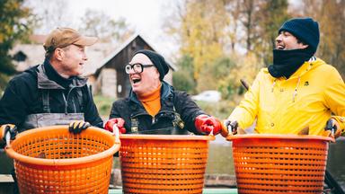 nsere drei, aus "Ochs im Glas" bekannten Protagonisten Florian Holzer, Thomas Nowak und Ingo Pertramer, lieben auch Fischkonserven. Deshalb machen sie sich diese selbst.