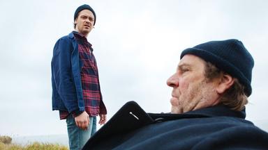 Alex (Sebastian Fräsdorf) blickt auf seinen Vater Fred (Uwe Rohde, re.) hinunter. 