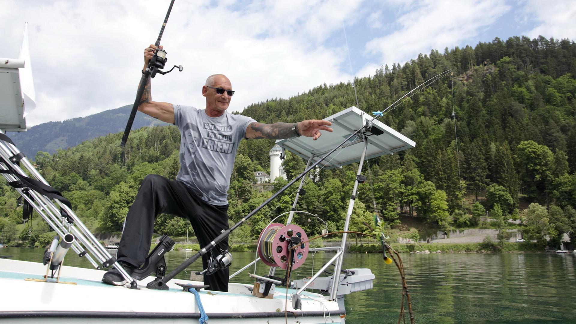 Ein Fischer auf einem Boot im Millstätter See