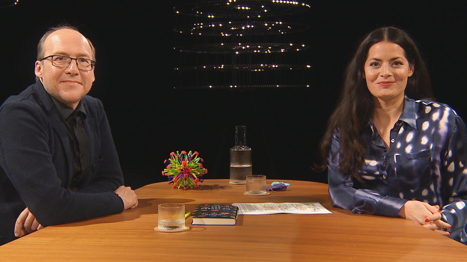 Sternstunde Philosophie Vom Urknall bis heute: Die Geschichte des Universums in Farben Florian Freistetter, Astronom, und Moderatorin Olivia Röllin  Copyright: SRF