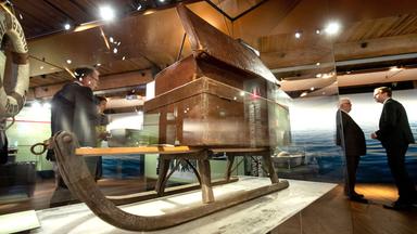 Ausstellungsstück: ein Schlitten aus Holz