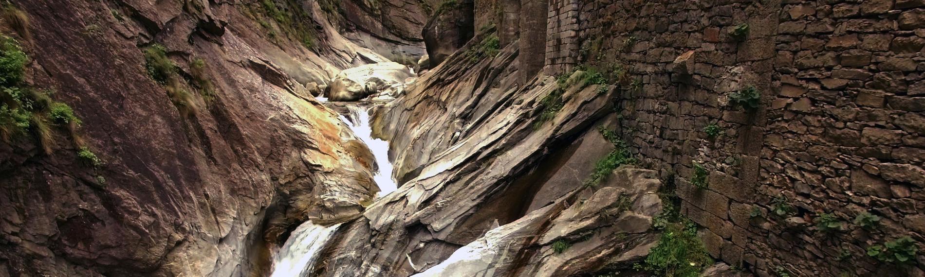 Der Ticino fließt durch die Piottino-Schlucht