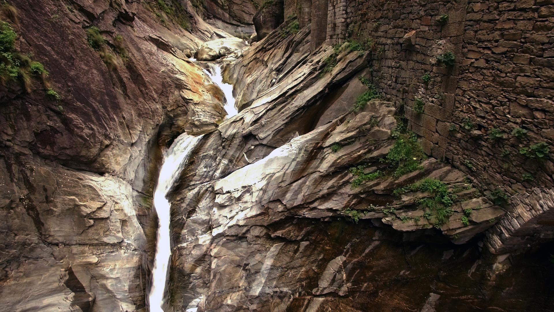 Der Ticino fließt durch die Piottino-Schlucht