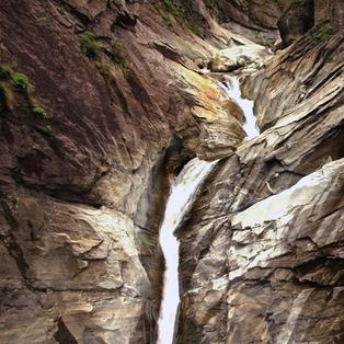 Der Ticino fließt durch die Piottino-Schlucht