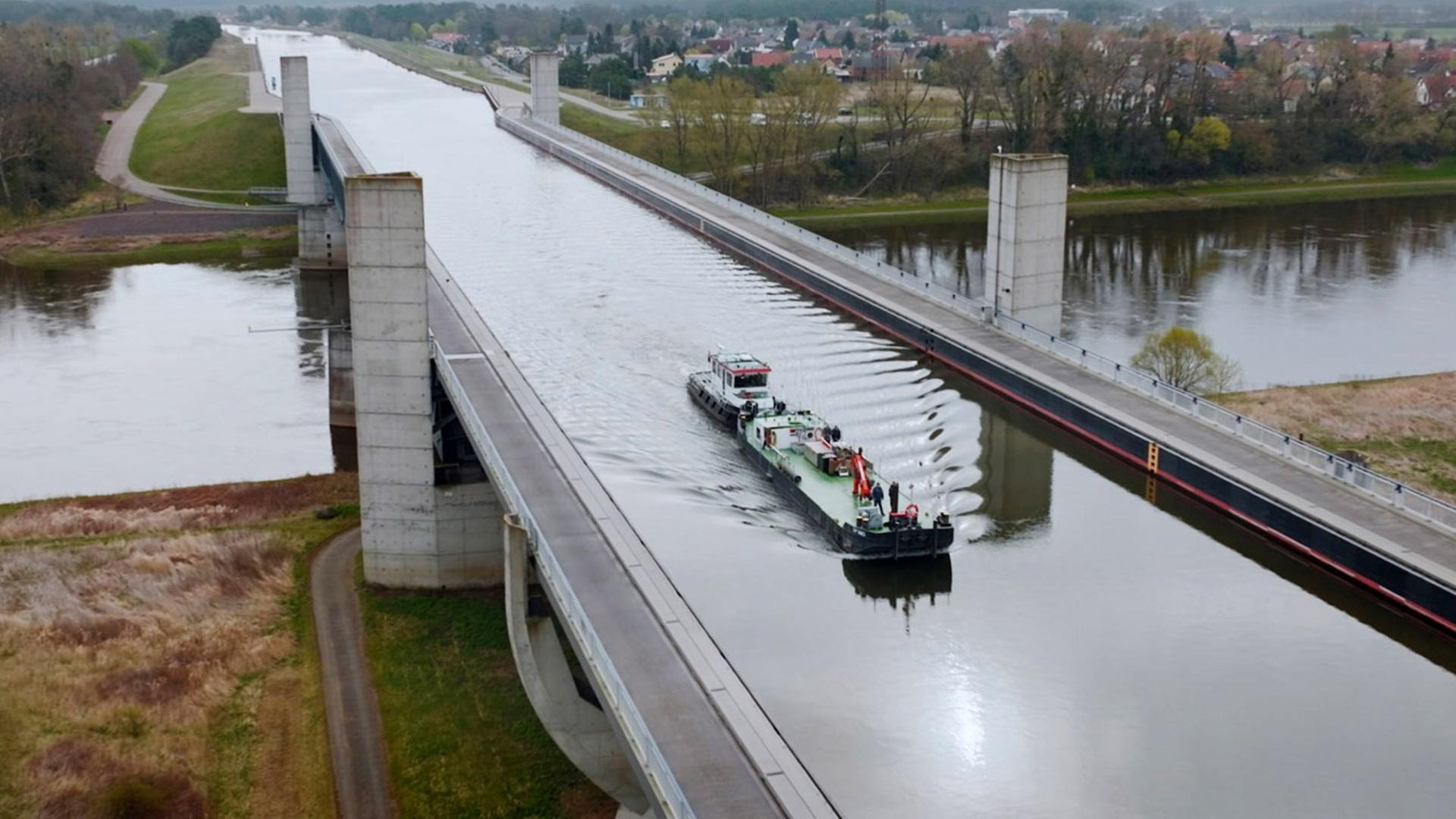 Auf dem Wasserstraßenkreuz bei Magdeburg überqueren Schiffe die Elbe.