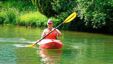 Moderatorin Dagmar Fuchs paddelt mit dem Kajak