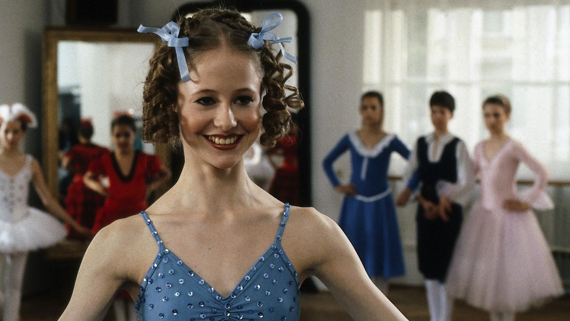 "Anna - Folge 1": Anna Pelzer (Silvia Seidel) steht lächelnd und bereit vor den anderen Balletschülern.