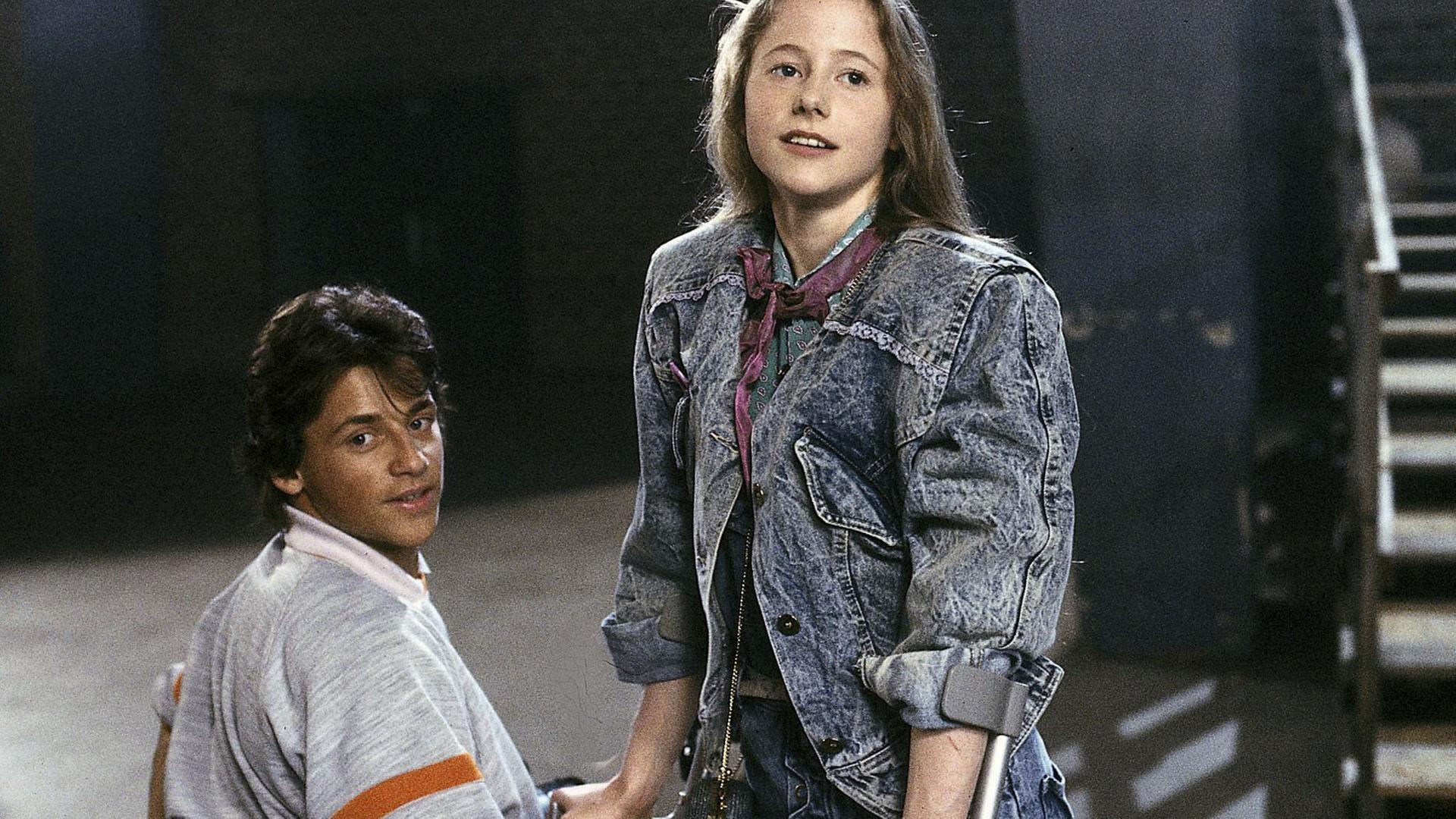 "Anna - Folge 2": Anna (Silvia Seidel) mit Krücken steht neben Rainer (Patrick Bach) im Rollstuhl.