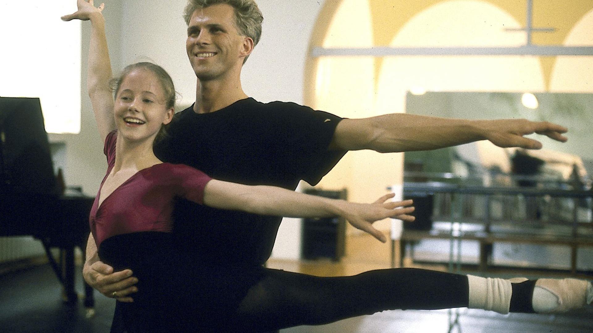 "Anna - Folge 3": Anna (Silvia Seidel) tanzt mit ihrem Lehrer Jakob.