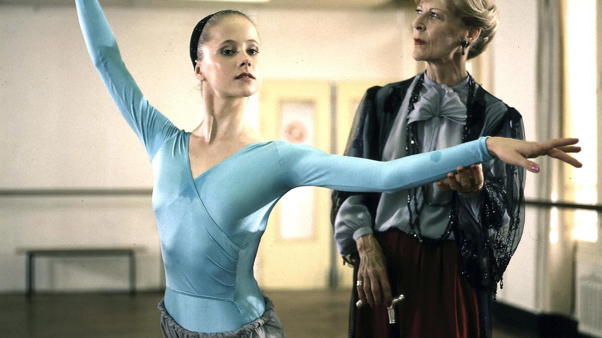 "Anna - Folge 4": Madam Valentin d' Arbanville (Eleonore Hirt) trainiert Anna (Silvia Seidel). 