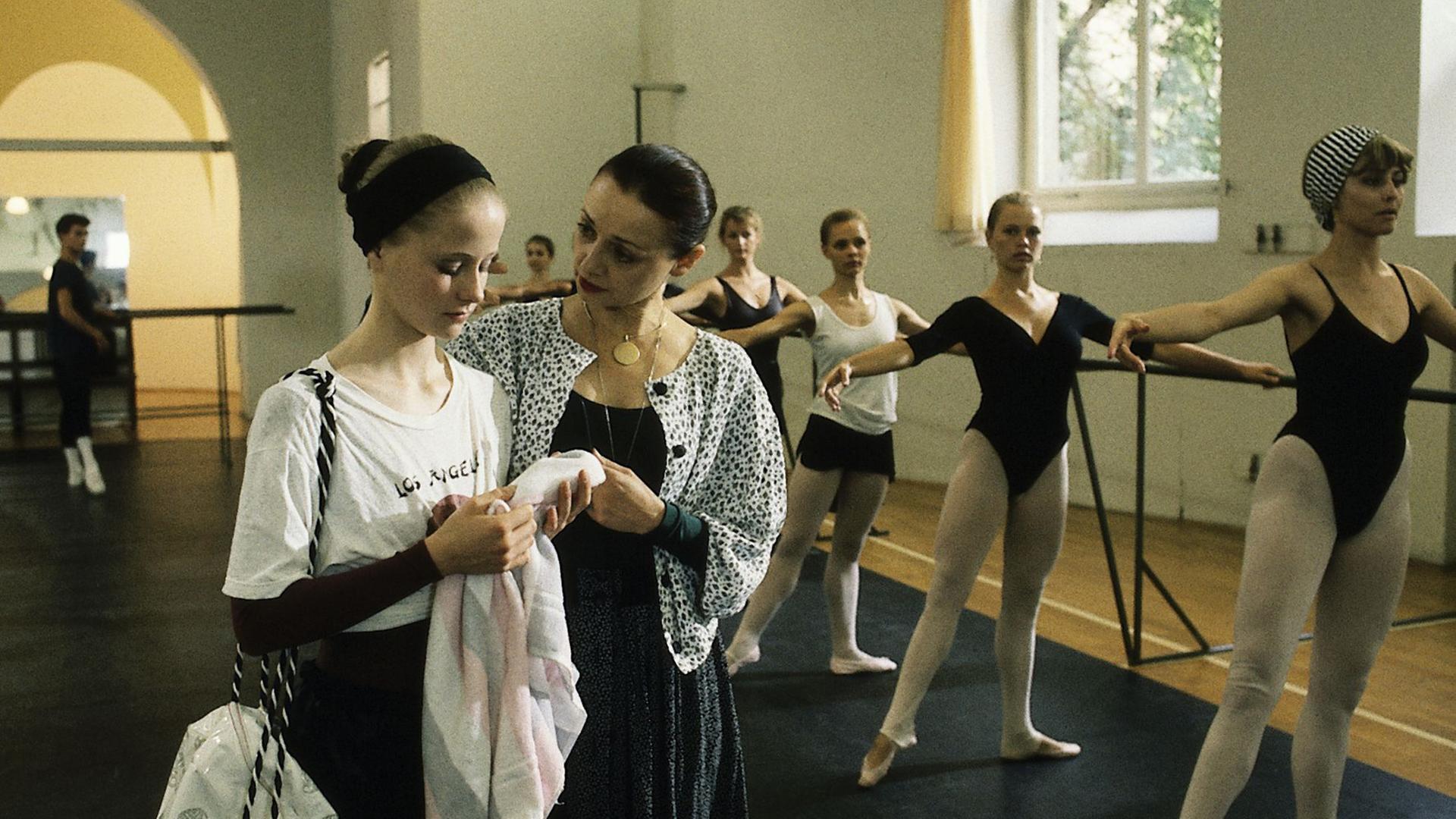 "Anna - Folge 5": Anna (Silvia Seidel) ist wieder zu Hause bei ihrer Lehrerin (Milena Vukotic).