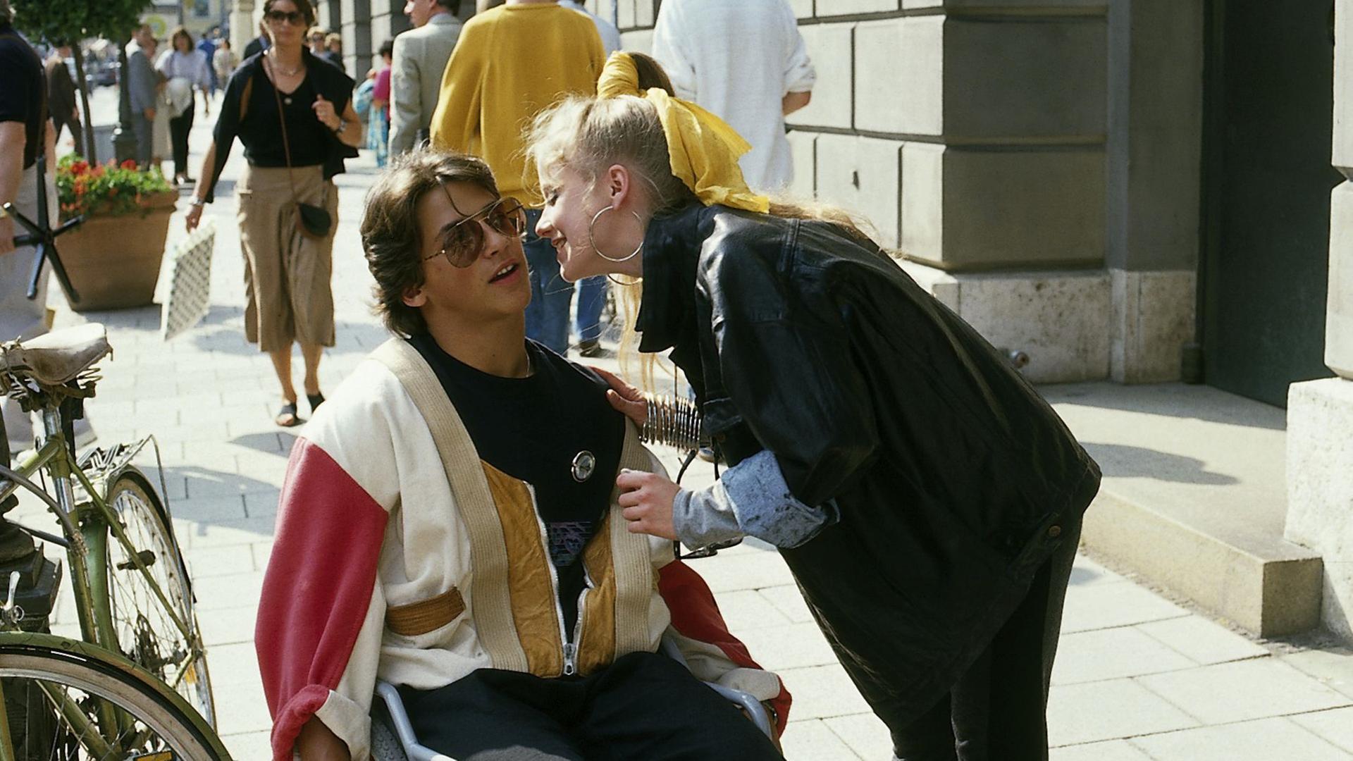 "Anna - Folge 6": Anna (Silvia Seidel) steht neben Rainer (Patrick Bach) auf dem Bürgersteig und lehnt sich zu ihm hinab.