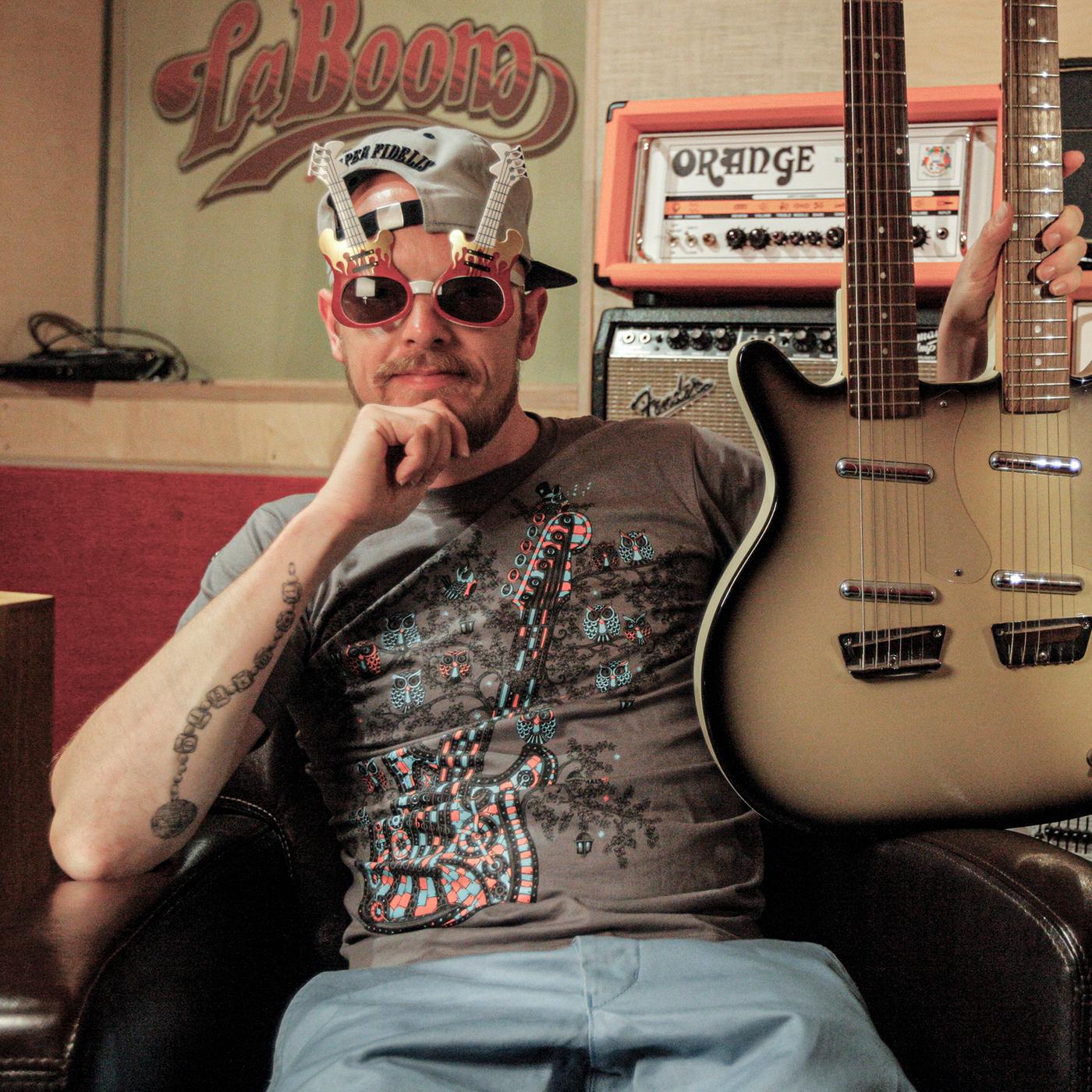 Jan Delay mit Gitarre in der Hand im Studio