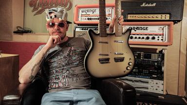Jan Delay mit Gitarre in der Hand im Studio
