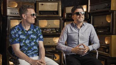Schlagzeuger Jost Nickel (links) und Bassist Ali Busse (rechts) begleiten Jan Delay schon seit Jahren als feste Bestandteile seiner Band