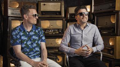 Schlagzeuger Jost Nickel (links) und Bassist Ali Busse (rechts) begleiten Jan Delay schon seit Jahren als feste Bestandteile seiner Band
