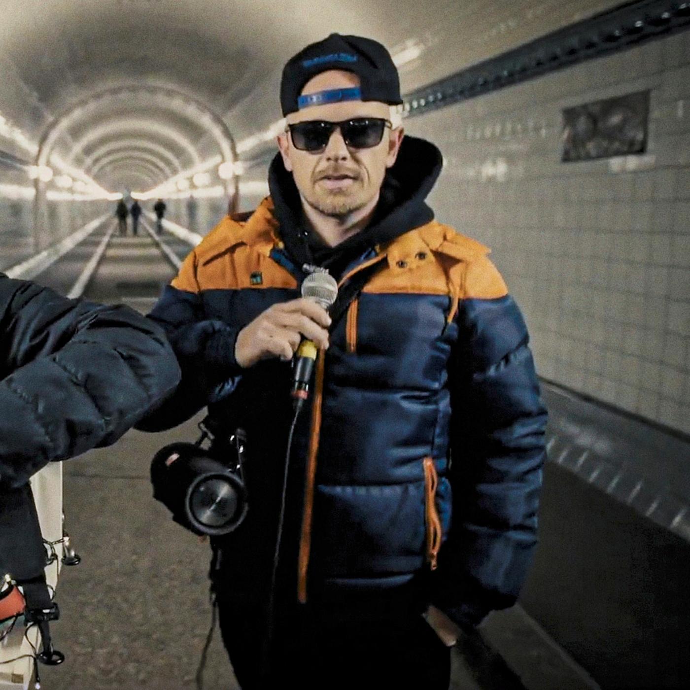 Schulfreund Kaspar „Tropf“, Musikproduzent, mit Tonanlage und Jan Delay mit Mikrophon im alten Elbtunnel