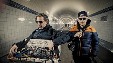 Schulfreund Kaspar „Tropf“, Musikproduzent, mit Tonanlage und Jan Delay mit Mikrophon im alten Elbtunnel